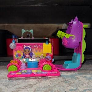 Gabby's Dollhouse Celebration Party Bus, Transforming Playset